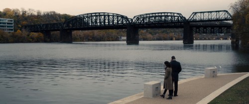Concussion.2015.1080p.BluRay.Hindi.5.1-English.5.1.ESub.x264-HDHub4u.Tv.mkv.0006.jpg